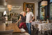 Nun hat ihr Sohn Raffael Vilarino den Hotelbetrieb übernommen. Seine Partnerin Jeanette Roldo führt das Café. (Bild: Benjamin Manser)