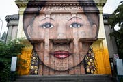 Das Gesicht auf der Offenen Kirche kann vorerst bleiben. (Bild: Ralph Ribi - 7. August 2019)