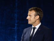 Der französische Präsident Emmanuel Macron nimmt am Dienstag zwei Personen in die Ehrenlegion auf, um sie für ihren Mut während des Anschlags von Strassburg auszuzeichnen. (Bild: KEYSTONE/EPA POOL/PATRICK SEEGER / POOL)
