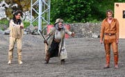 Die drei Publikumslieblinge in der Produktion «Der Ölprinz» in Aktion: Winnetou (Tom Volkers), Sam Hawkens (David Matthäus Zurbuchen) und Old Shatterhand (Richard Bucher). (Bild: Romano Cuonz, Engelberg, 4. Juli 2019)
