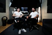 Die beiden DJ's Danny Carlson (Dennis Petermann) und Robin Tune (Robin Tiedemann) bauen in einer alten Lagerhalle im Industriegebiet von Cham ein neues Tonstudio auf. (Bild: Stefan Kaiser, Cham, 28. September 2019)