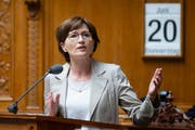 Mehr Transparenz bei den Einkünften: Nationalrätin Regula Rytz (Grüne, BE) macht mit einem Vorstoss Druck. Bild: Peter Klaunzer/Keystone