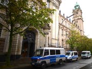 Bereit zum Abtransport der verurteilten Hells Angels: Polizeiautos vor dem Landgericht in Berlin. (Bild: KEYSTONE/EPA/CLEMENS BILAN)