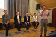 Gesamtprojektleiter Maurus Alig (stehend) erklärte die Technischen Abklärungen. Sitzend von links: Marianna Frei, Gemeindepräsidentin Schlatt; Regierungsrätin Carmen Haag; Martin Eugster, Leiter vom Thurgauer Amt für Umwelt und Monika Stauffer vom Bundesamt für Energie. (Bild: Thomas Güntert)
