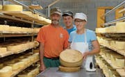 Stolz präsentiert Rosmarie Hurschler mit Ehemann Edy und Sohn Matthias ihren Alpkäse.Bild: Richard Greuter (Engelberg, 24. Juli 2019)