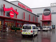 Bluttat in einem Einkaufszentrum: Mit einem Schwert stürmte ein Täter eine im Inneren gelegenen Berufsschule, tötete eine Person und verletzte mehrere. (Bild: KEYSTONE/AP Lehtikuva/JAAKKO VESTERINEN)