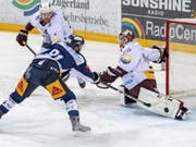 Servette-Goalie Gauthier Descloux wird von den Zugern mit Schüssen eingedeckt - und schliesslich ausgewechselt (Bild: KEYSTONE/URS FLUEELER)