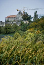 Fast schon das Stettfurter Wahrzeichen: Der Kran neben Schloss Sonnenberg. (Bild: Donato Caspari)