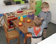Kinder testen die Spielküche im «Schnäggehüsli». (Bild: PD)