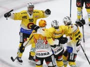Die Berner jubeln in der frisch renovierten Eishalle von Fribourg-Gottéron (Bild: KEYSTONE/PETER KLAUNZER)