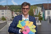 Roland Harders, Präsident Theater Konzerte Weinfelden mit den Jahresprogrammen der vergangenen Jahre. (Bild: Mario Testa)