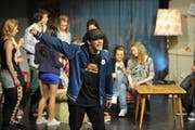Im Stück «Liebe bleibt» setzte der Jugendtheaterclub Träume und Fragen aus dem Alltag in Szenen um. (Bild: Ralph Ribi - 11. Mai 2012)