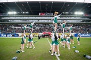 Eine Absetzung der Show ist in St.Gallen kein Thema: Die Cheerleaderinnen des FC St.Gallen könne auch weiterhin auf dessen Unterstützung zählen. (Archivbild: Urs Bucher)