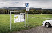 Für zivile Automobilisten gelten auf den Parkplätzen des Armee-Waffenplatzes in der Grossen Allmend seit Mai offiziell Parkscheibenpflicht sowie eine maximale Parkdauer von sechs Stunden. (Bild: Andrea Stalder)