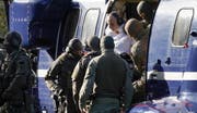 Der Täter von Halle ist auf dem Weg zum Ermittlungsgericht am Bundesverfassungsgericht in Karlsruhe. (Bild: Twitter/epa/Roland Wittek)