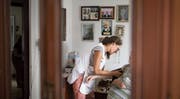 Eine Spitex-Mitarbeiterin bei der Arbeit. (Bild: Benjamin Manser, 9. August 2018)