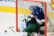 Die Spiele in der Champions Hockey League kosten Kraft: Hier stösst Färjestads Martin Johansson (links) mit Ambri-Torhüter Dominik Hrachovina zusammen. Bild: Michela Locatelli/Freshfocus (Ambri, 20. August 2019)