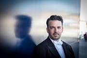James Gaffigan, Chefdirigent des Luzerner Sinfonieorchesters, vor dem KKL. (Bild: PD)