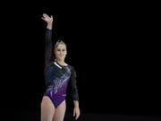 Giulia Steingruber winkt in Stuttgart ins Publikum (Bild: KEYSTONE/EPA/DANIEL KOPATSCH)