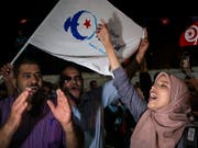 Anhänger der muslimischen Ennahdha-Partei feiern ihren Wahlerfolg. (Foto: Riadh Dridi/AP Keystone) (Bild: KEYSTONE/AP/RIADH DRIDI)