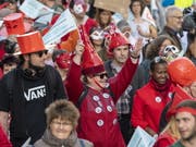 Psychisch Kranke, deren Angehörige sowie Betreuerinnen und Betreuer gingen am Donnerstag in Genf auf die Strasse, um auf selbstironische Art psychische Krankheiten zu entstigmatisieren. (Bild: KEYSTONE/EPA KEYSTONE/MARTIAL TREZZINI)