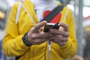 Die Generation Z flirtet gerne via Smartphone. (Bild: KEYSTONE/Gaetan Bally)