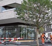 Gerade werden die Aussenflächen zum Nüesch-Kreisel hin geteert. Zu dem an der Schmalseite geplanten Gastrobetrieb wird auch eine Aussenterrasse gehören. (Bild: Andrea C. Plüss)