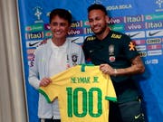 Stürmerstar Bebeto, Weltmeister von 1994, überreicht Stürmerstar Neymar (rechts) das symbolische Leibchen für das 100. Länderspiel (Bild: KEYSTONE/EPA/WALLACE WOON)
