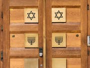 Der Eingang einer Synagoge in Zürich. Der Bund beteiligt sich künftig an den Sicherheitskosten für Minderheiten, die besonders gefährdet sind, Ziel von Anschlägen zu werden. (Bild: KEYSTONE/CHRISTIAN BEUTLER)