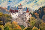 Mystische Burgen blicken auf die Besucher hinab. Bild: Shutterstock