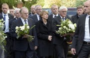 )Der deutsche Bundespräsident Frank-Walter Steinmeier (3.v.r.) besucht mit seiner Frau die Synagoge in Halle. Bild: Keystone/Jens Meyer (Halle, 19. Oktober 2019)