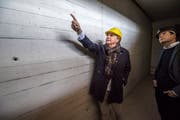 Architekt Beat Consoni (links) und Kantonsbaumeister-Stellvertreter Roland Ledergerber vor einer Wand aus Recyclingbeton. (Bild: Reto Martin)