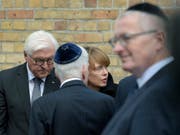 Bundespräsident Steinmeier (links) mit seiner Gattin Elke Büdenbender an der Synagoge von Halle. (Bild: KEYSTONE/AP/JENS MEYER)