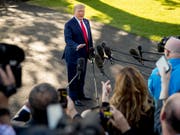 US-Präsident Donald Trump spricht auf dem Weg zu einer Wahlkampfveranstaltung mit Reportern. Er sagte die Handelsgespräche zwischen den USA und China liefen gut. Trump wurde auch zur Situation in Syrien und zum laufenden Impeachment-Verfahren befragt. (Foto: Andrew Harnik/AP Keystone) (Bild: KEYSTONE/AP/ANDREW HARNIK)