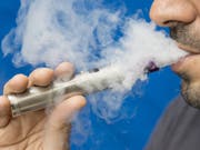 Die Zahl der Todesfälle in Zusammenhang mit dem Gebrauch von E-Zigaretten in den USA ist auf 26 gestiegen. (Bild: KEYSTONE/KEYON)