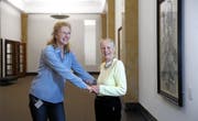 Martina Kral (links) und Angela Rosengart hatten auch manche heitere Stunde zwischen Picasso und Klee. (Bild: Nadia Schärli, Luzern 14. März 2012)
