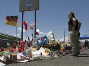 Blumen und Briefe für die Opfer des Anschlags in El Paso - der mutmassliche Schütze erklärte sich vor Gericht für unschuldig. (Bild: Keystone/AP/CEDAR ATTANASIO)