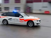 Bei einer Frontalkollision ist am frühen Mittwochabend in Villaz-St-Pierre ein 80-jähriger Autolenker tödlich verletzt worden. (Bild: KEYSTONE/LUKAS LEHMANN)