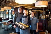 Remo und Monika Fehlmann mit Mitarbeiterin Franziska Katzorreck (Mitte, chef pãtissière) sind bereit für weitere Kundschaft. (Bild: Eveline Beerkircher, 10. Oktober 2019)