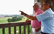 Auf dem Gewerbeturm oberhalb von Amriswil diskutieren Jörg Luterbacher und Theo Dürig die bauliche Entwicklung in der Region. Bild: PD