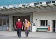 Josef Strickler (links), ehemaliger Werkhofmitarbeiter, geht mit Stadtingenieur Jascha Hager über das Areal. Bild: Maria Schmid (Zug, 8. Oktober 2019)
