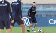Stephan Lichtsteiner ist zurück im Nationalteam und wird die Mannschaft am Samstag als Captain aufs Feld führen. Bild: Cyril Zingaro/Keystone (Lausanne, 7. Oktober2019)