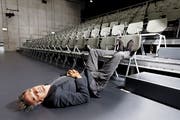Schauspieler Matthias Neukirch im Schiffbau Zürich: Vor einer Premiere fallen ihm die Augen zu. (Bild: André Albrecht (Zürich, 28. September 2019))