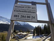 Die Schweizer Bevölkerung lebt gern geräumig - sofern sie es sich leisten kann. Eine Million der 1,75 Millionen Gebäude mit Wohnnutzung sind Einfamilienhäuser. Im Schnitt residieren 12,5 Mal mehr Schweizer Haushalte in Einfamilienhäusern als ausländische. (Bild: Keystone/ARNO BALZARINI)
