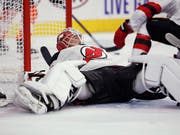 Die New Jersey Devils (im Bild Goalie Cory Schneider) verlieren auch das dritte NHL-Saisonspiel (Bild: KEYSTONE/FR148949 AP/TOM MIHALEK)