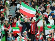 Rund 4000 Frauen durften in Teheran das WM-Qualifikationsspiel Iran - Kambodscha im Stadion mitverfolgen (Bild: KEYSTONE/EPA/ABEDIN TAHERKENAREH)