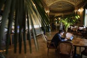 Zum Parlamentarier-Leben gehört auch die Sessionsvorbereitung wie hier in der Wandelhalle des Bundeshauses. (Bild: Keystone/Anthony Anex, Bern, 17. September 2019)