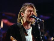 Ein Auktionshaus versteigert eine Lieblingsgitarre des verstorbenen Nivana-Frontmanns Kurt Cobain (Foto: Robert Sorbo/AP 1993) (Bild: KEYSTONE/AP/ROBERT SORBO)