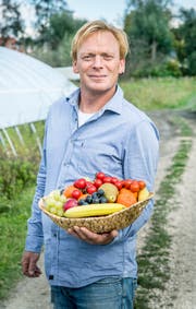 Geschäftsführer Marc Böhler zeigt einen seiner Früchtekörbe. (Bild: Andrea Stalder)