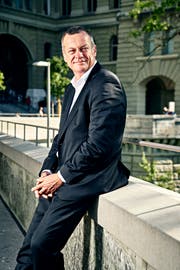 Gewohnt gelassen: Martin Landolt während der Herbstsession vor dem Bundeshaus. (Bild: Colin Frei, 11. September 2019)